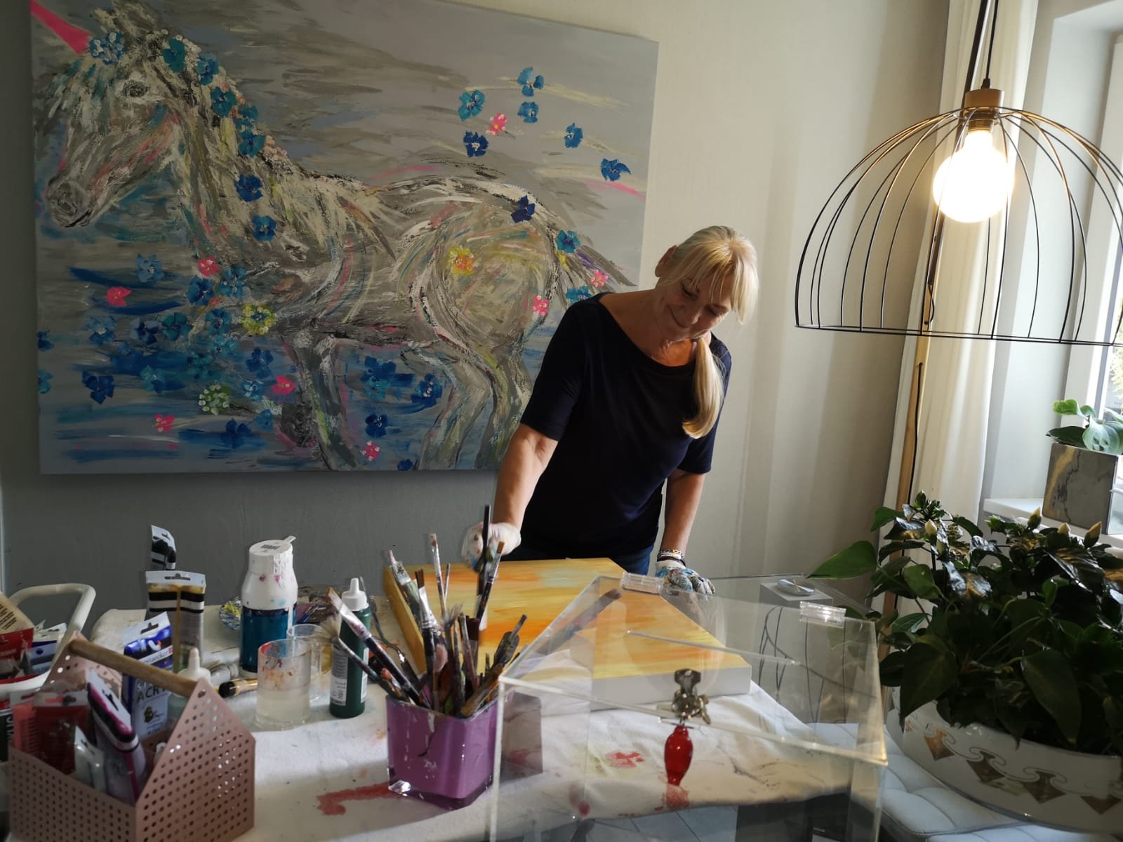 Malerin Gabi Meyer bei der Arbeit